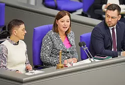 Auch Magwas verabschiedete sich emotional. - © Michael Kappeler/dpa