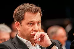 Klingbeil will seinen Kurs nicht &auml;ndern. - &copy; Kay Nietfeld/dpa