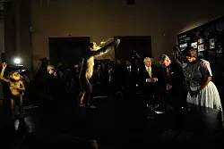 Das Vormenschen-Fossil "Lucy" aus &Auml;thiopien ist erstmals in Europa zu sehen. Die Ausstellung im Nationalmuseum in Prag ist nur bis zum 23. Oktober ge&ouml;ffnet. Bei der Er&ouml;ffnung waren auch Entdecker Donald Johanson und der tschechische Regierungschef Petr Fiala dabei. - &copy; Michael Heitmann/dpa