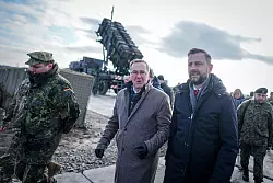 Bundesverteidigungsminister Boris Pistorius und sein polnischer Amtskollege Wladyslaw Kosiniak-Kamysz vor der Patriot-Flugabwehrstellung in Rzeszow. (Foto aktuell) - &copy; Kay Nietfeld/dpa