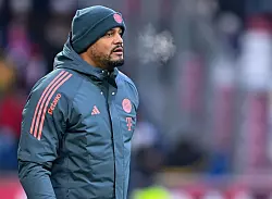 Vincent Kompany warm eingepackt am Spielfeldrand. - &copy; Sven Hoppe/dpa