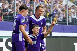 Aues Spieler William Kallenbach (l-r), Sean Seitz und Kilian Jakob jubeln nach dem Ausgleich von Seitz zum 1:1. - &copy; Jan Woitas/dpa
