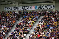 Fu&szlig;ball: Testspiele, FC Erzgebirge Aue - Borussia Dortmund im Erzgebirgsstadion. Aues Fans protestieren gegen ein geplantes Testspiel gegen den Bundesligisten RB Leipzig mit einem Transparent mit der Aufschrift &laquo;Testspiel gegen RB absagen!!!&raquo;. - &copy; Jan Woitas/dpa