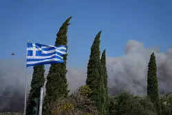 Athen verschärft Vorgehen gegen Brandstifter. (Archivbild) - © Thanasis Stavrakis/AP/dpa