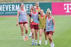 Letzter Feinschliff in Herzogenaurach: die DFB-Frauen um Spielmacherin Linda Dallmann (r.). - © Daniel Löb/dpa