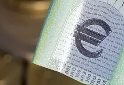 Die Zinssenkungen der EZB wirken sich für Sparer negativ aus (Symbolbild) - © Hendrik Schmidt/dpa