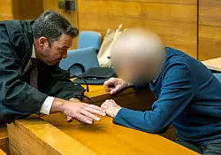 Sein Anwalt spricht mit dem Beschuldigten. - &copy; Peter Kneffel/dpa