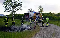 Abseits der Autobahn wurde das Autowrack gelöscht. - © Reinert/swd-medien /dpa