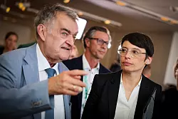 Nordrhein-Westfalens Innenminister Herbert Reul (CDU) und Flüchtlingsministerin Josefine Paul (Grüne) unterrichten den Düsseldorfer Landtag über Einzelheiten des Solinger Anschlags. - © Christoph Reichwein/dpa