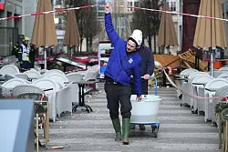 Helfer k&uuml;mmern sich um die &uuml;berlebenden Fische. - &copy; Soeren Stache/dpa