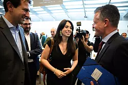 Unionsfraktionschef Friedrich Merz begr&uuml;&szlig;t die Mannheimer Bundestagsabgeordnete Melis Sekmen, die am Vortag bei den Gr&uuml;nen ausgetreten war. - &copy; Bernd von Jutrczenka/dpa