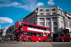 Taxis und Busse dürfen dann nicht mehr über die Einkaufsstraße fahren. - © Aaron Chown/PA Wire/dpa
