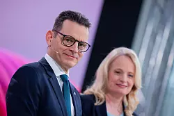 Eon-Chef Leonhard Birnbaum (l) und Finanzchefin Nadia Jakobi erklärten, warum Deutschlands größter Stromversorger und -netzbetreiber Eon 2024 erneut Milliardengewinne erwirtschaftet hat. - © Rolf Vennenbernd/dpa