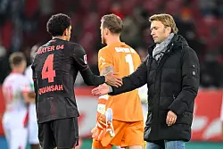 Bayer Leverkusen kassiert in Augsburg einen Tiefschlag. - © Harry Langer/dpa