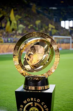 Um diesen Pokal wird bei der Club-WM gespielt - © Bernd Thissen/dpa