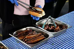 Die Demokratiewurst gehört in Down Under zu jeder Wahl dazu. - © Rick Rycroft/AP/dpa