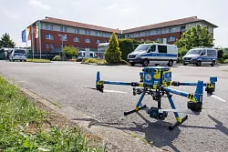 Die Polizei sucht mit einem großen Aufgebot und auch technischen Hilfsmitteln nach den Straftätern. - © Friso Gentsch/dpa