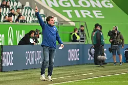 Zufrieden mit dem Spiel in Wolfsburg: Bochums Trainer Dieter Hecking. - © Swen Pförtner/dpa