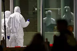 Die Spurensicherung untersucht Einschusslöcher im Foyer eines großen Kinos in Krefeld: Hier hatte die Polizei den Verdächtigen niedergeschossen. (Archivbild) - © Christoph Reichwein/dpa