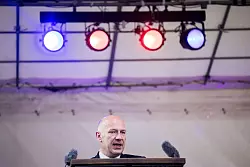 Kai Wegner (CDU), regierender B&uuml;rgermeister von Berlin, spricht beim B&uuml;rgerfest. - &copy; Carsten Koall/dpa