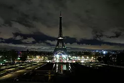 Auch in Paris fand die Earth Hour statt. - © Geoffroy Van Der Hasselt/AFP/dpa