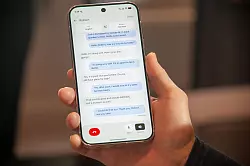 Google will mit vielen KI-Funktionen wie etwa Live-&Uuml;bersetzungen punkten. - &copy; Andrej Sokolow/dpa