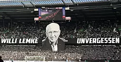 Die Werder-Fans erinnern vor dem Spiel gegen Borussia Dortmund an den verstorbenen Ex-Manager Willi Lemke. - © Carmen Jaspersen/dpa