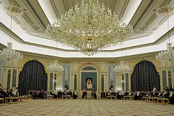 Zu Trumps Besuch gehörte auch eine Begrüßungszeremonie in einem opulenten Saal im Königspalast. - © Alex Brandon/AP/dpa