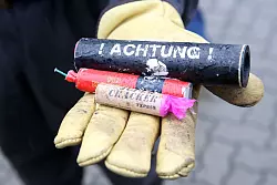 Vor illegalem Feuerwerk wird gewarnt, die Verletzungsgefahr ist gro&szlig;. (Archivbild) - &copy; Bodo Marks/dpa
