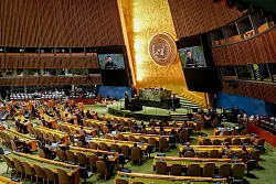 Selenskyj auf den Bildschirmen im Sitzungssaal der UN-Generaldebatte in New York. - &copy; Kay Nietfeld/dpa