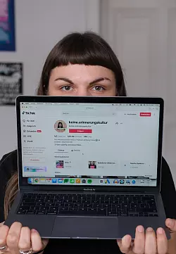 Susanne Siegert betreibt bei Instagram und Tiktok Accounts zur Erinnerungsarbeit. (Archivbild) - &copy; Sebastian Willnow/dpa
