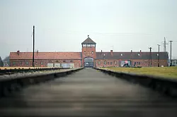 Das Torhaus des fr&uuml;heren Vernichtungslagers "Auschwitz-Birkenau" (Archivbild) - &copy; picture alliance / dpa