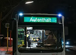 Die BVG stellt an einigen Endhaltestellen, wie hier in Zehlendorf, Busse f&uuml;r den Aufenthalt zur Verf&uuml;gung. - &copy; Jens Kalaene/dpa