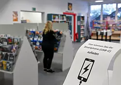 Die Gottfried-Benn-Bibliothek bietet Menschen im Gebiet ohne Strom die M&ouml;glichkeit, Smartphones zu laden und bietet auch Tee an. - &copy; Jens Kalaene/dpa