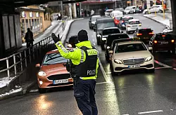 Die Polizei regelt den Verkehr an einer Kreuzung am S-Bahnhof Zehlendorf. - &copy; Jens Kalaene/dpa