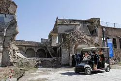 Papst Franziskus geriet im Irak nach eigenen Angaben ins Visier von zwei Attentätern. (Archivbild) - © Andrew Medichini/AP/dpa