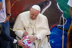 Franziskus ist begeisterter Fußball-Fan und berichtet von seinen Versuchen als Amateur-Fußballer in seiner Kindheit. (Archivbild) - © Andrew Medichini/AP/dpa
