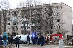 Menschen beobachten, wie Rettungskr&auml;fte nach einer Explosion an der Seite des besch&auml;digten Wohnhauses in Sankt Petersburg arbeiten. - &copy; Uncredited/AP