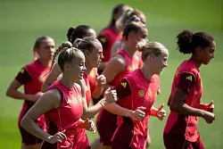 Erstes Training in der Schweiz: Kapitänin Giulia Gwinn (l.) und die deutschen Fußballerinnen. - © Sebastian Christoph Gollnow/dpa