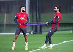 Mohamed Salah (l.) hatte am Wochenende scharfe Kritik geäußert. - © Tim Markland/PA Wire/dpa