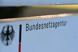 Ein Schild mit dem Schriftzug &laquo;Bundesnetzagentur&raquo; steht auf dem Gel&auml;nde der Zentrale der Bonner Bundesbeh&ouml;rde. - &copy; Wolf von Dewitz/dpa