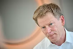 Bahnchef Richard Lutz kann mit der Leistung des eigenen Unternehmens nicht zufrieden sein. - © Sebastian Christoph Gollnow/dpa