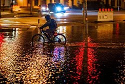 Ein Radfahrer f&auml;hrt durch das Hochwasser am Stadthafen von Wismar. - &copy; Jens B&uuml;ttner/dpa