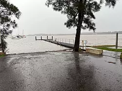 Flüsse stiegen teilweise auf Rekordlevel an. - © Supplied/NSW SES/dpa