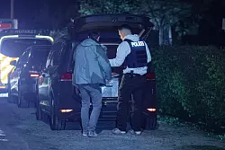 Die Polizei ist für die Spurensicherung in der Nacht in der Gartenlaube angerückt. - © Florian Schmidt/dpa