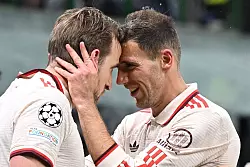 Harry Kane (l) freut sich mit Leon Goretzka &uuml;ber die Bayern-F&uuml;hrung. - &copy; Sven Hoppe/dpa