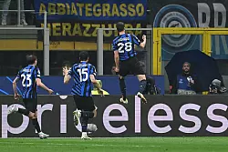 Der Ex-M&uuml;nchner Benjamin Pavard (r) bejubelt seinen Treffer. - &copy; Sven Hoppe/dpa