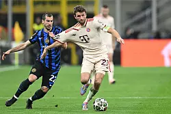Thomas M&uuml;ller (r) spielte zum 163. Mal in der Champions League. - &copy; Sven Hoppe/dpa