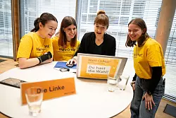 Auch die Linken-Spitzenkandidatin Heidi Reichinnek probierte das Online-Tool mit Mitgliedern der Jugendredaktion des Wahl-O-Mat aus. - &copy; Sebastian Christoph Gollnow/dpa