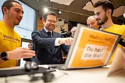 Bei der feierlichen Online-Schaltung des Angebots waren auch Spitzenpolitiker wie FDP-Generalsekret&auml;r Marco Buschmann dabei. - &copy; Sebastian Christoph Gollnow/dpa